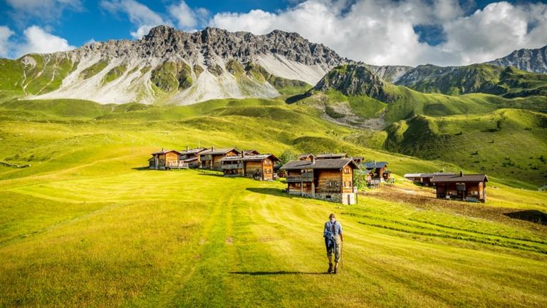 Wandern in Graubünden mit Komforthotel © jason43/adobestock
